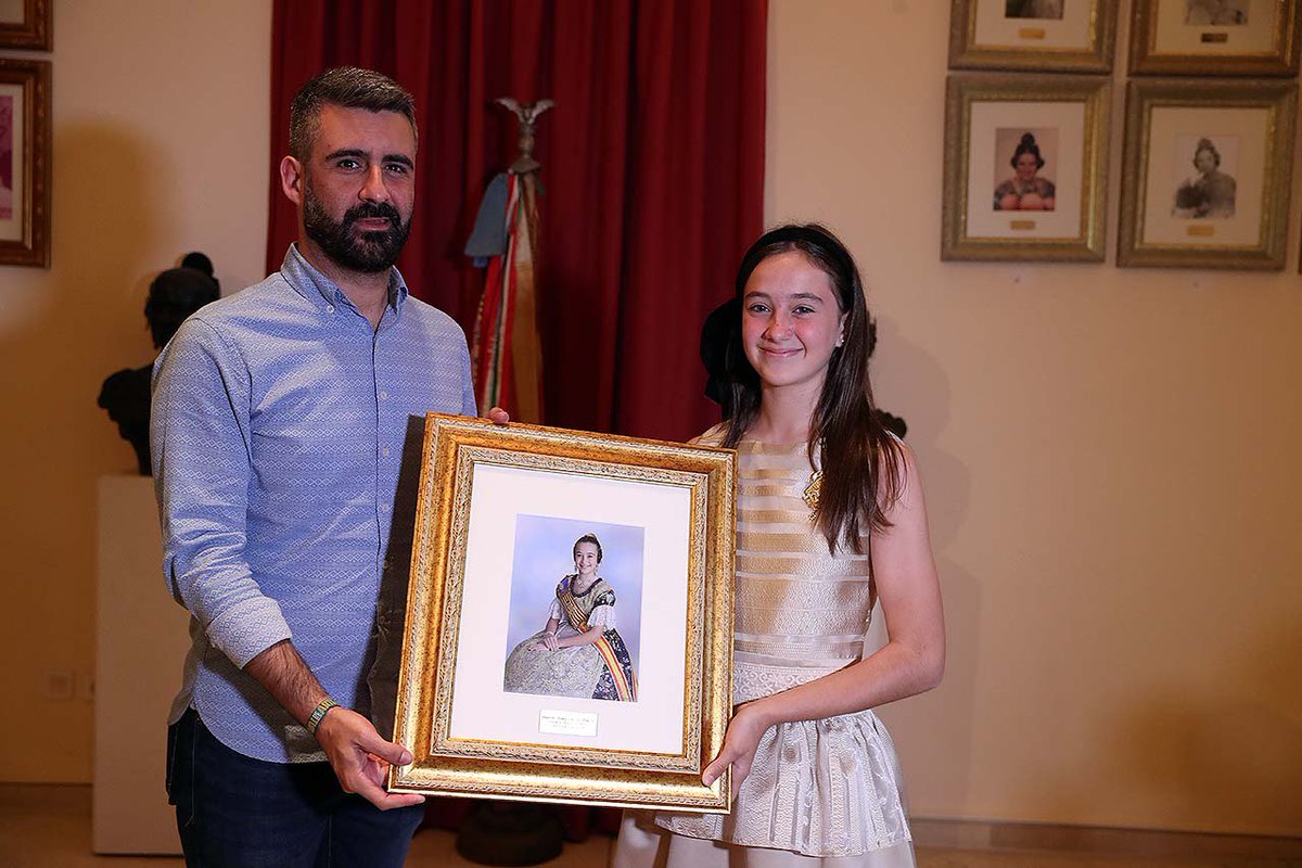 JCF_Valencia's tweet photo. 📸Els quadres oficials de les #FFMMV 2018, Rocío Gil i Daniela Gómez, ja llueixen en la Sala de Falleres Majors de #JCF. #Falles18 🔥 https://t.co/MxG6sZDoIn