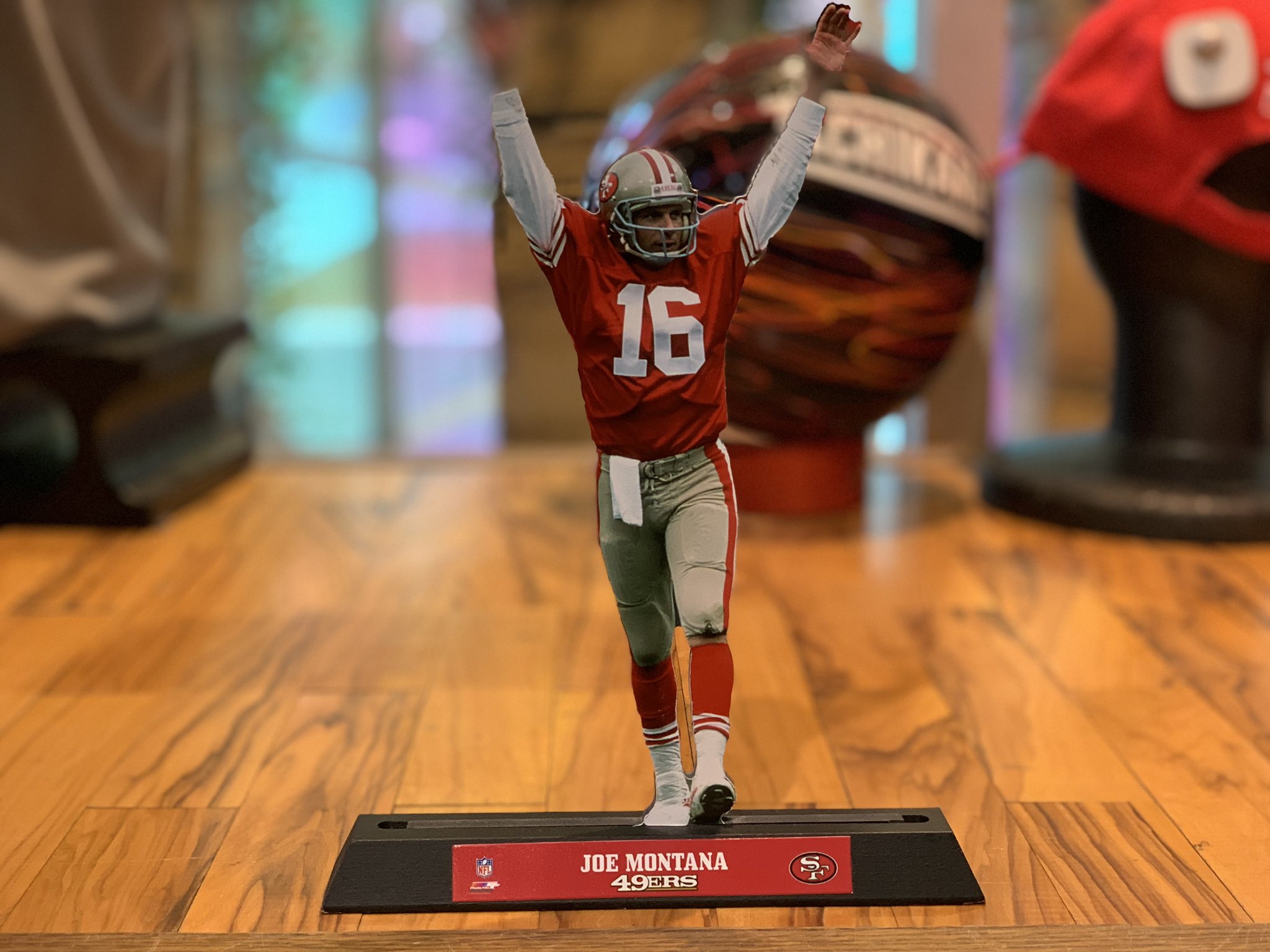 セレクション 大阪店 Bigstep Twitter પર Happy Birthday 本日は 49ers のレジェンドqbであるジョー モンタナの63歳のお誕生日です モンタナと言えばスーパーボウル通算4戦4勝の勝負強さですよね 中でもザ ドライブは伝説です Nfl Joemontana