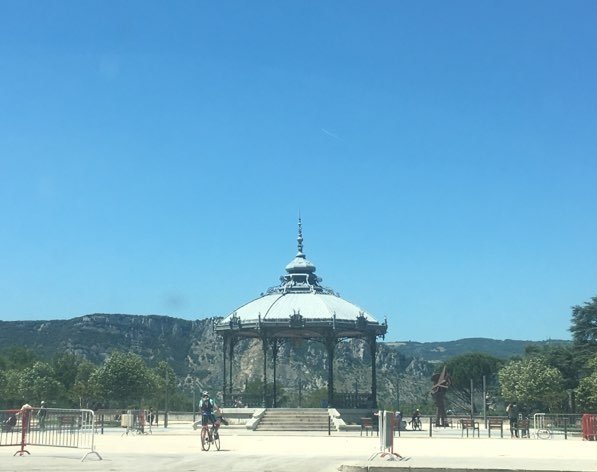 Elonmusknedbxs's tweet photo. Un très Agréable et Joyeux
Mercredi à Tous 😉🌹
#Valence
#Drôme
#KiosquePeynet
Kiosque des Amoureux
#MaVille 💖
#ValenceVueduCiel
#Rhône
#JetSystem 🚁
Photos by Isabelle https://t.co/ZHJeBUJpsC