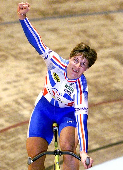 WomenSports_fr's tweet image. 🥳Joyeux anniversaire à la double championne olympique de vitesse Félicia Ballanger qui fête ses 48 ans !🏆🚴‍♀️ La #cycliste compte également à son compteur un titre de championne olympique du 500m et plusieurs de championne du monde ! #WomenSports #cyclisme #Anniversairedujour