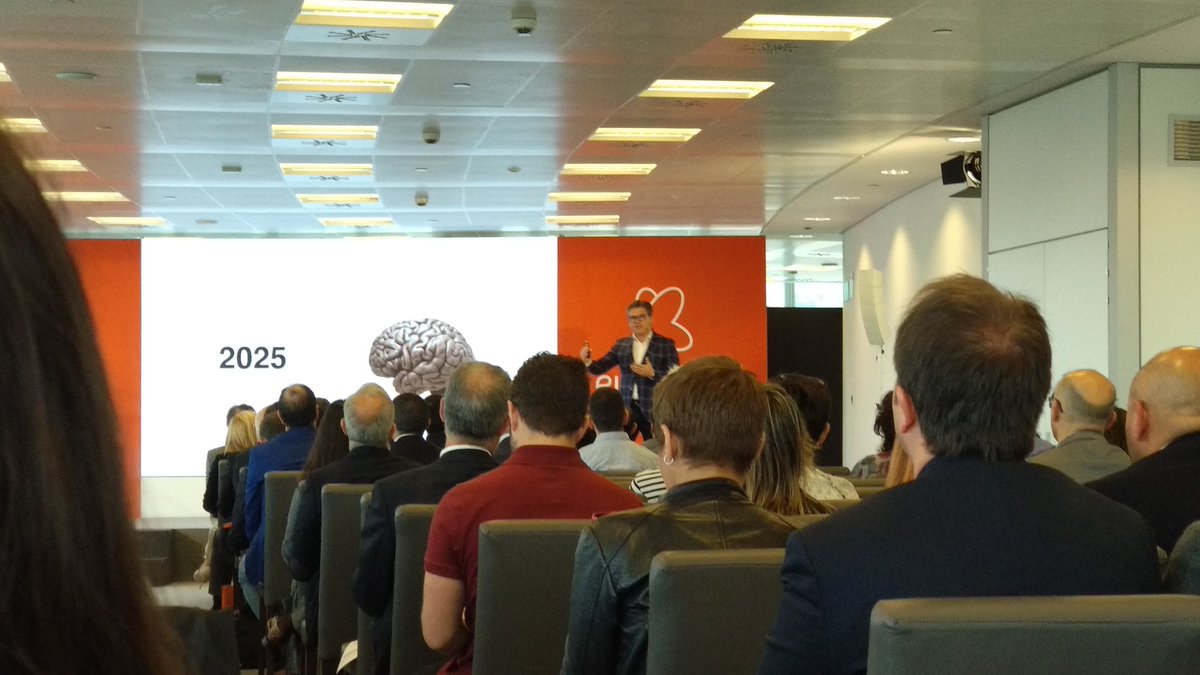 mikelsecada's tweet image. Escuchando a @marcvidal sobre transformación digital en #reWorking