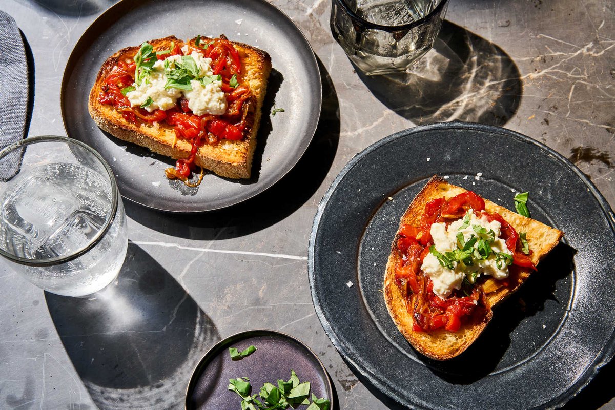 DiningCooking's tweet photo. Melted-Pepper-#Ricotta Toast 
 
#CountryBread #FlakySalt #FreshRicotta #MeltedPepperSpread #MeltedPepperRicottaToast #Mint #RicottaCheese
 
https://t.co/Sqtm9b0jrc
 
. https://t.co/ZnZC4Cq5JJ