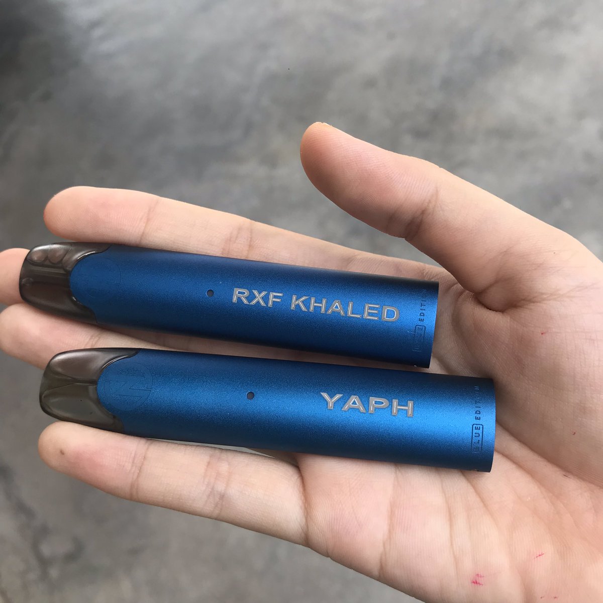 ReezaFendi's tweet photo. Aku dengan YAPH dapat hadiah dari @ncigmyofficial . Thank you so much !! 
NCIG BLUE EDITION. 

So kalau korang nak dapatkan BLUE EDITION ni boleh beli di Vape Shops, Agent, Online shop , NStore Sri Hartamas. https://t.co/MYEf6OfMng