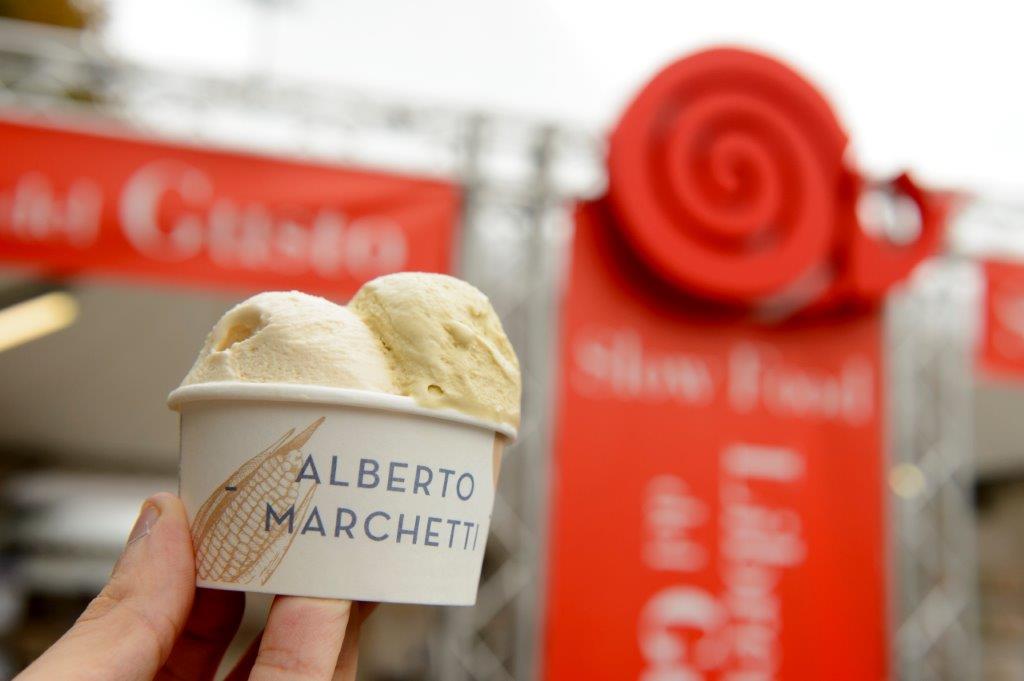 PuntoIT2's tweet photo. [News] Il gelato di @MarchettiGelato approda nelle Langhe: ad #Alba è tutto pronto per l’apertura della nuova #gelateria del Maestro Gelatiere torinese tre coni @ilGamberoRosso

📲https://t.co/Kg4AD9Vv7v

#PortaleGelato #PuntoIT #AlbertoMarchetti #Gelato https://t.co/Tw8YMC7ZG6