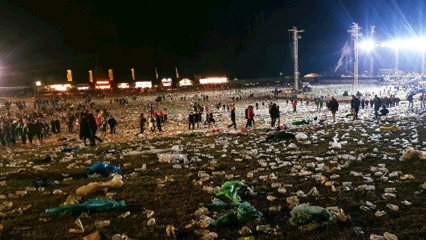 Fergalquigley's tweet photo. Aftermath of the @Metallica gig in Slane Ireland, gives a new meaning to Thrash Metal.
I think we can all do better #Slane #litter #Metallica #thrashmetal #slane2019 https://t.co/cw9rOKr6Oj