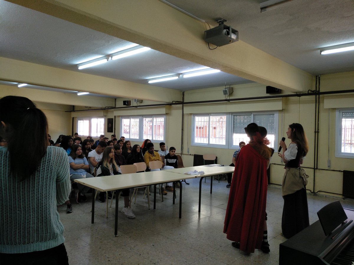 IES_mateoaleman's tweet photo. Hoy nos visitan los clásicos de Alcalá, disfrutando del teatro, impro, música en directo y baile @clasicosalcala https://t.co/ZDhSIjVOrY