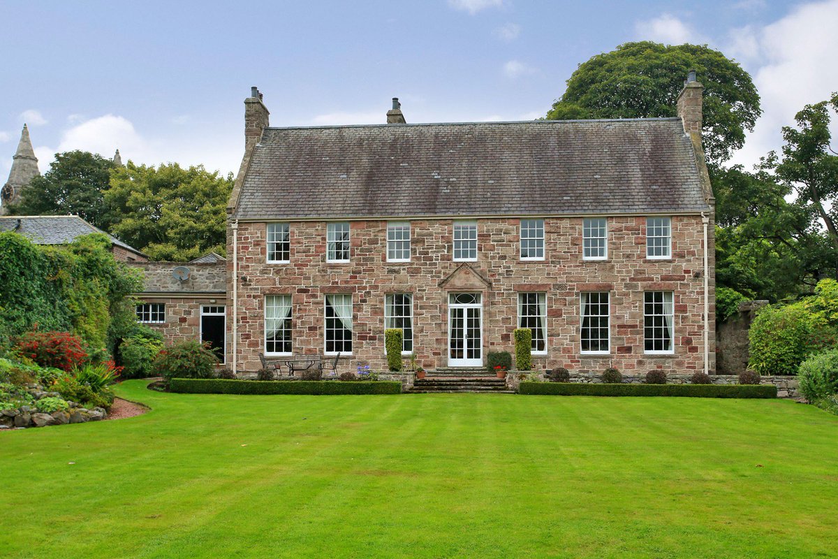 Category B listed mansion house in historic Old Aberdeen 😍 Set in an acre of walled gardens. 🐝 Six bedrooms, three public rooms. 🛏 Stunning kitchen with range cooker. 👩‍🍳 #Aberdeenproperty #Aberdeen

ledinghamchalmers.com/estate-agency/…