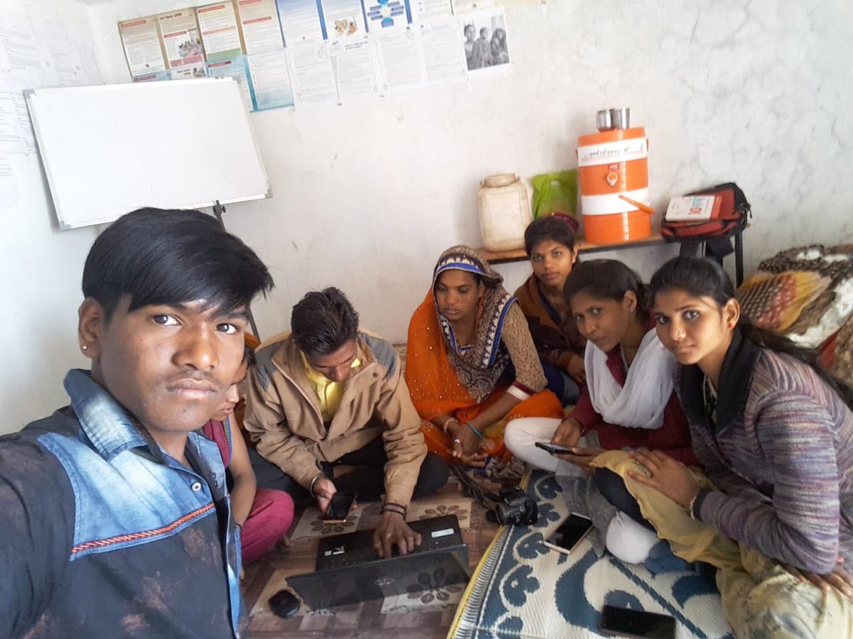 Valchandkhapedi's tweet photo. ई वालंटियर जगदीश बारिया अन्य ई वालंटियर को नरेगा पोर्टल पर मजदूरी भुगतान राशि देखते सिखाते हुए । @DigitalDemocreC @messagesachin @ndesai52 @eSocialEngineer #evolunteer   #jhabua https://t.co/iuczzNC9U1