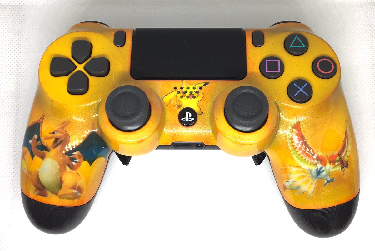 GeekServices's tweet image. Salut les amis, une Perso très sympa sur le thème Pokémon 
-Base jaune/orange usé et des petites touches de Gold
-Logos Pokémon 
-Vernis Highgloss 
-Palettes Wings 😃
geek-services.fr
#Ps4 #Pokemon #Wings #Geekcontroller