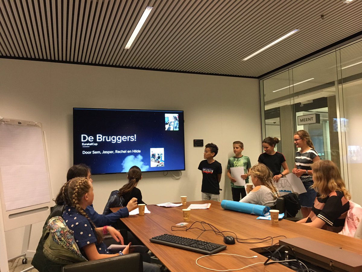 Helmer010's tweet photo. Winnaars https://t.co/dQUKIbpLMU presenteren hun circulaire ontwerpen aan de gemeente Rotterdam. Onder de indruk van de toekomstige generatie ingenieurs :)
@PlatformWOW @Eurekacup @WOWSTP @circulair010 @Stadsbeheer010 https://t.co/hyUZNUGH1e