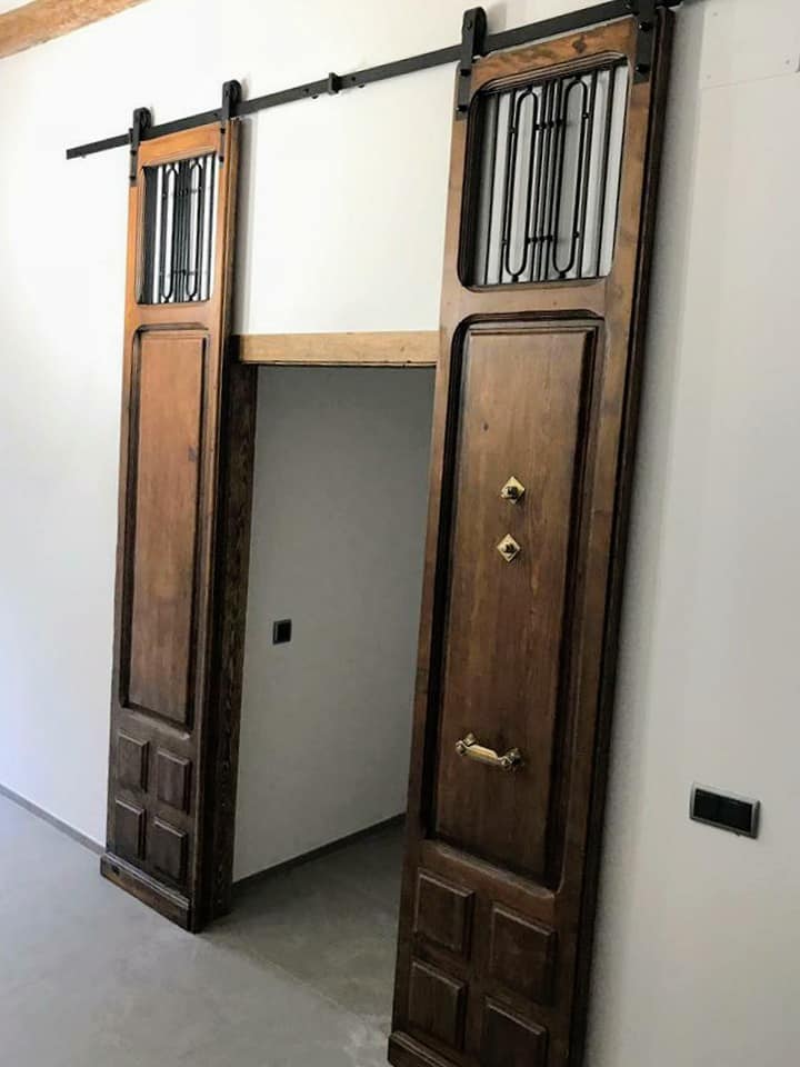 CarpinteriaMena's tweet photo. Hoy os enseñamos unas puertas correderas que nos trajeron al taller para decapar y volver a barnizar en color nogal mate! La guía de forja negra y la reja le dan un toque rústico.
#puertascorrederas #puertasrusticas #trabajosamedida #decapado #guiasdeforja
https://t.co/RUDkIu2OXH https://t.co/rKeW8o5LtV