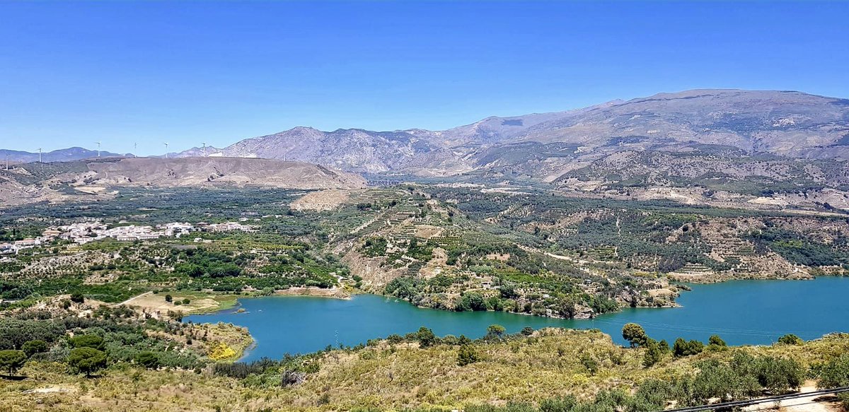 ValledeLecrin's tweet photo. Amazing views down over Lake Beznar from the top of Pinos del Valle... Just look at the colour of the water. Incredible. #Beznar #ValledeLecrin #LecrinValley #PinosdelValle #Andalucia #Granada #spanishproperty #aplaceinthesun https://t.co/aIptpkKxx7