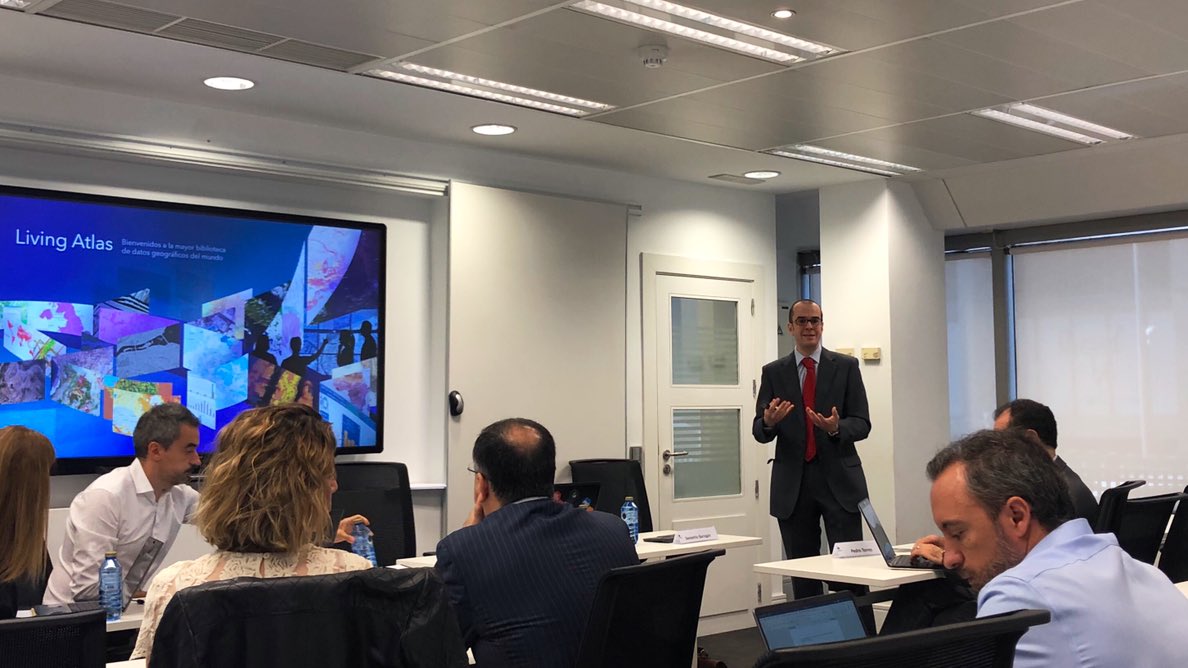 Esri_Spain's tweet photo. Tomar decisiones sin contexto es difícil. @JaimeNieves y @NachoGondorff explican en @IEbusiness por qué es bueno contar con el mayor catálogo de información geográfica del mundo. ¿Suena bien? ¡Conócelo! #LivingAtlas https://t.co/ytNnJZTeYw https://t.co/IXCkuRhUZ1