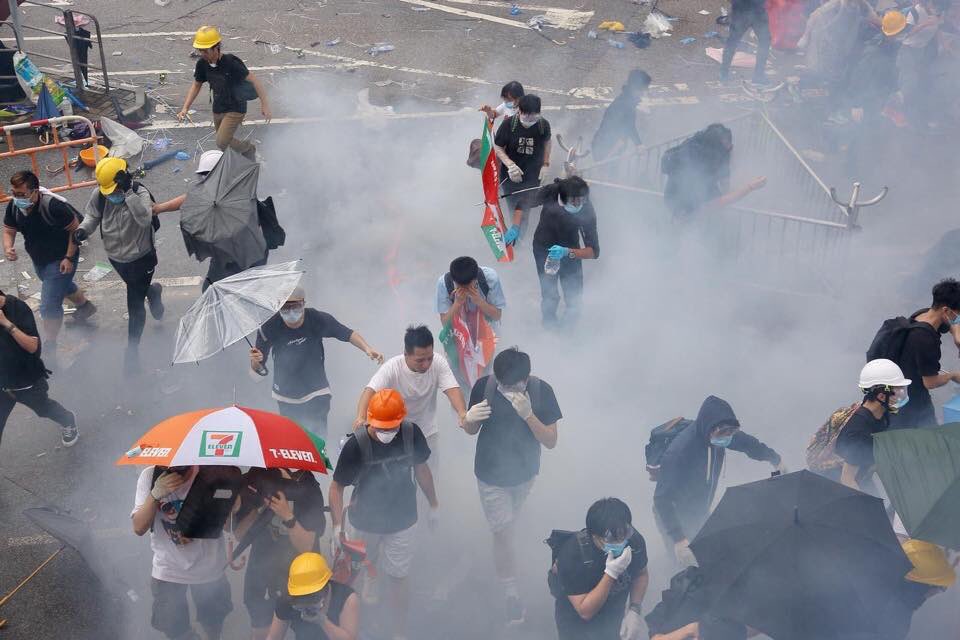 C1cLe_YuEn's tweet photo. [16:15]
A protester’s head was bounced by rubber bullet https://t.co/WHaNpTmecc