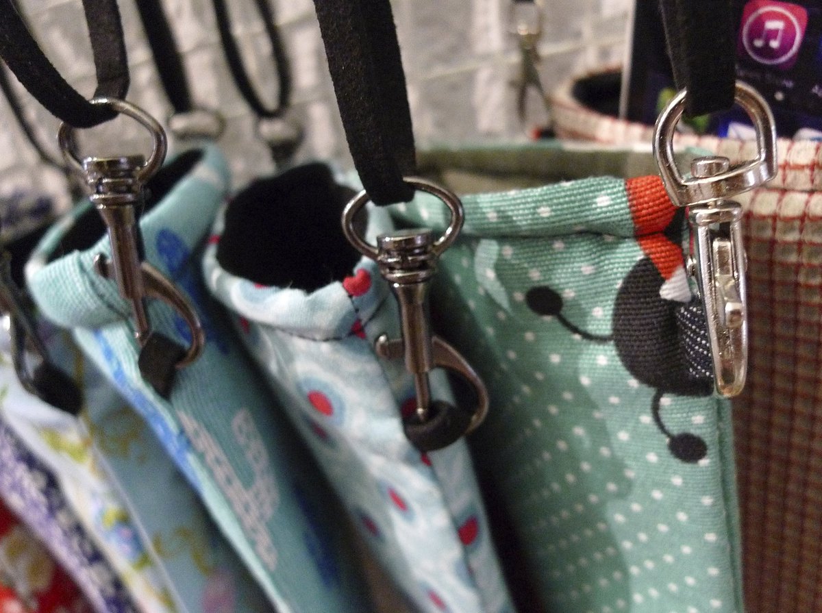 Espai_dartesans's tweet photo. Boniques i pràctiques.
Tot és més fàcil amb aquestes fundes.
... i amb uns estampats ... 😍
#vilassardemar #artesania #espaidartesania #fetamà #handmade #fetambamor #fundes #bossetes #estampats https://t.co/x8JgyNuAVy
