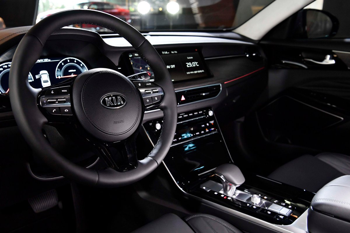 HMGnewsroom's tweet photo. [#HMG] Kia #CadenzaPremier is coming back with smart technology and bold design #K7Premier #KiaMotors https://t.co/UYcun5zU3h