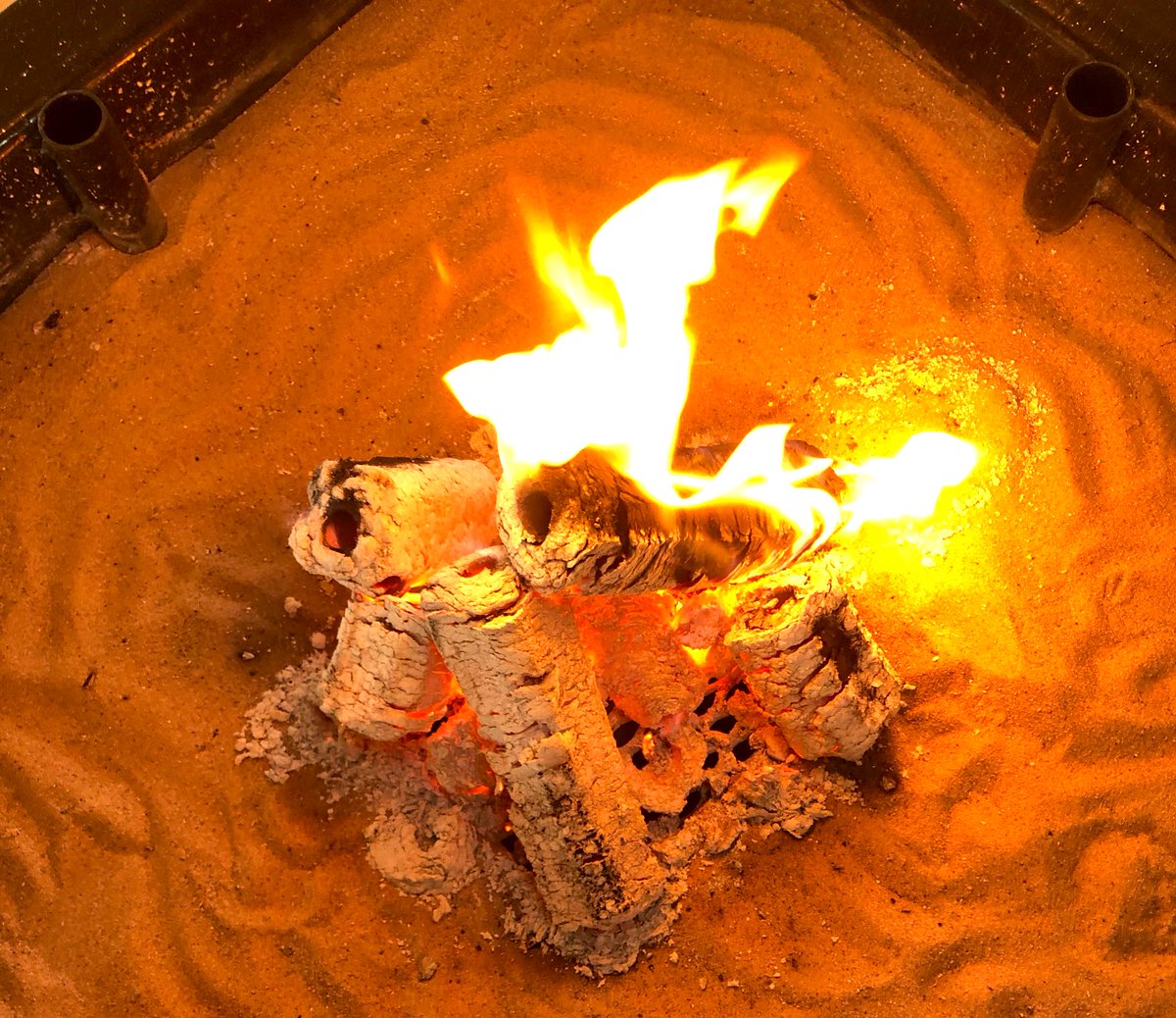 S T A Y   C O S Y 🔥🤗🙌🏽 Don’t let the rain put you off, us Vikings are prepared for any weather ☔️🌧 We have a roaring fire, delicious hot drinks and plenty of blankets to keep you nice and toasty✨ Wednesday, we got this! 👏🏼🥳 #thorstipi
