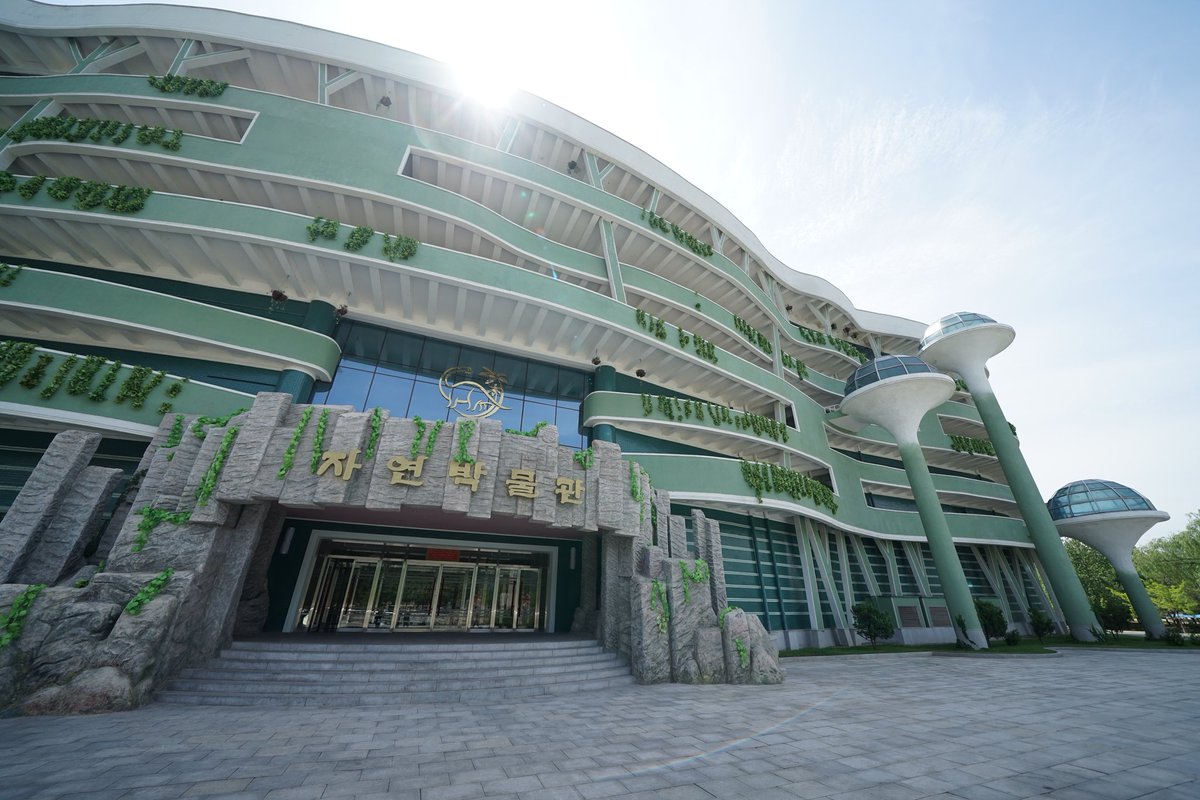 Before browsing the Zoo we checked out the adjacent Natural History Museum.

동물원을 둘러보기 전에 동물원과 련결된 자연박물관을 참관했다.