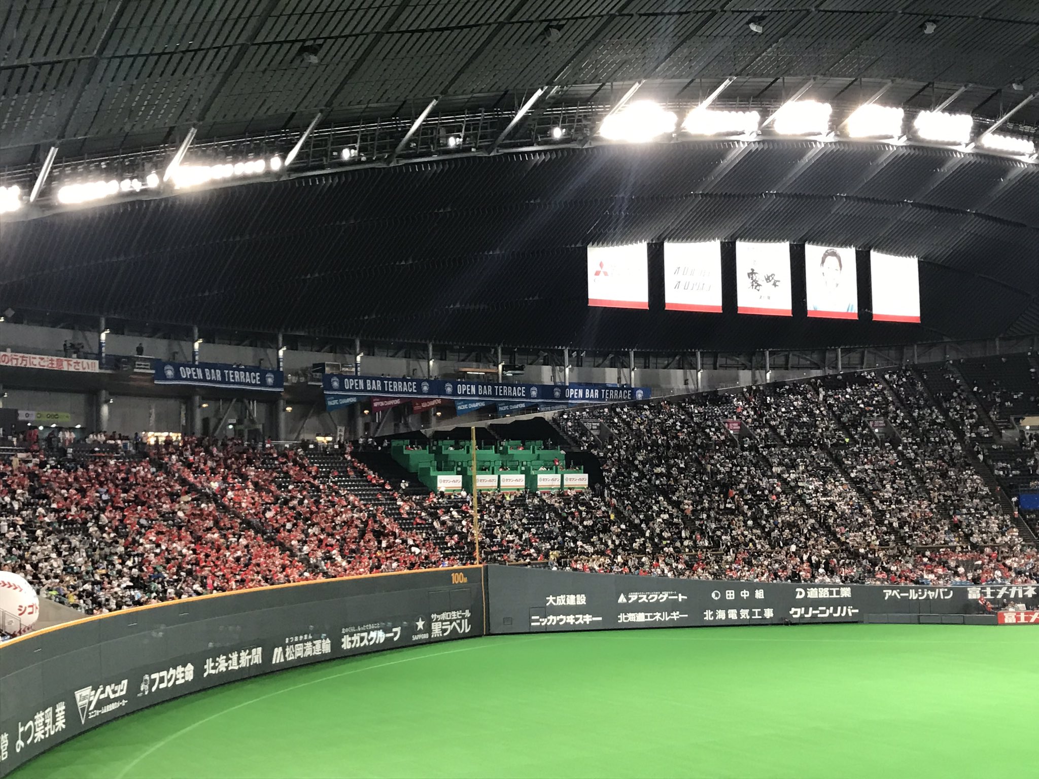 ロプロス Auf Twitter 札幌ドームのライトスタンド かなり赤くなってる この数年でマツダスタジアムの観客数は爆発的に増加したけど 交流戦で 札幌ドームに来るカープファンもかなり増えた印象 T Co I4mlqw5qu6 Twitter