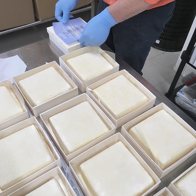 CBricconi's tweet photo. Solo con la cura meticolosa e la pazienza si riesce a rispettare e valorizzare la materia prima che arriva dalla nostra stalla, un latte crudo buono, pulito e saporito da un’alimentazione a prevalenza di fieno di montagna da noi prodotto 
@labottegaberga… https://t.co/DH88j3OhP2 https://t.co/41CVAxsInZ