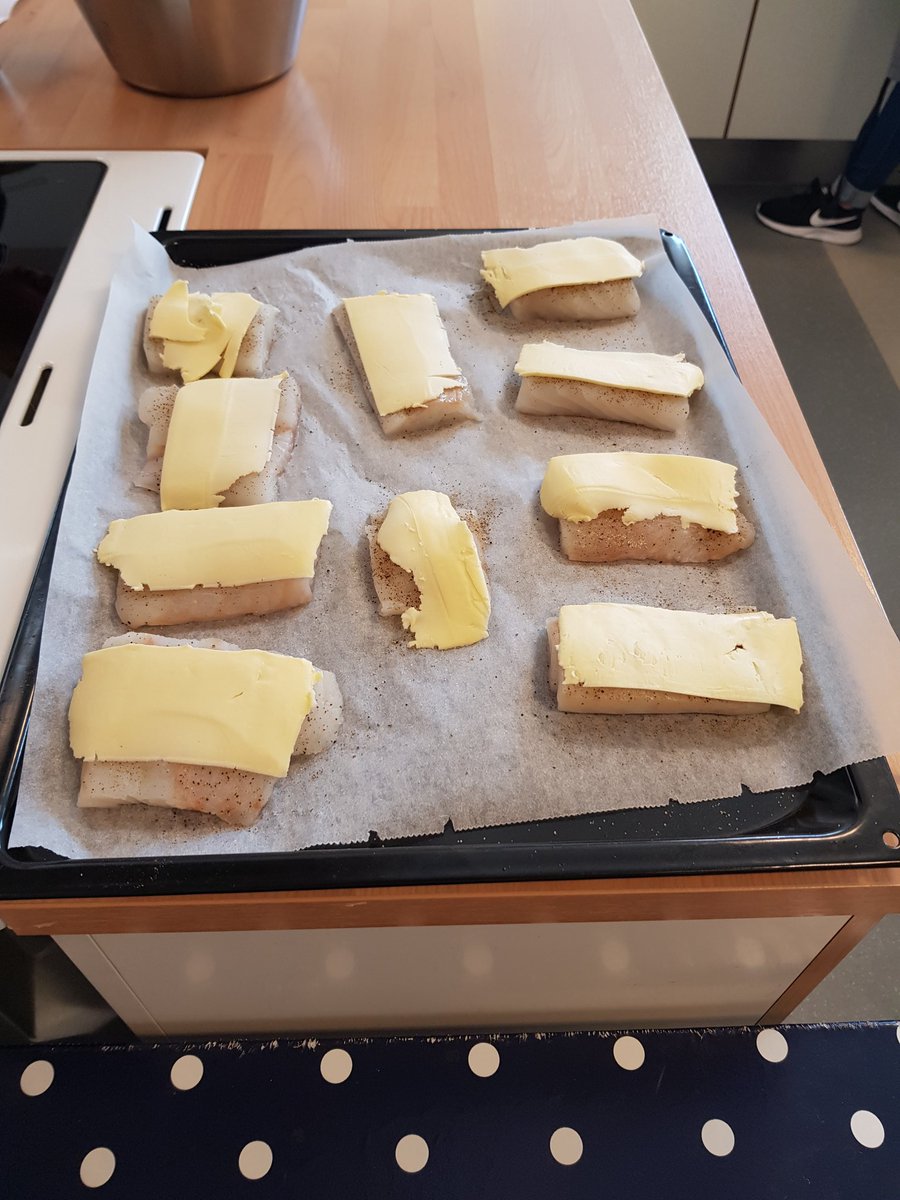 ErikAttis's tweet photo. Klippsisk Akademiet på besøk fra Ålesund. Elevene på 9.trinn ved Atlanten ungdomsskole får lære om tilbedredning av hvalbiff og klippfisk. Bruk av lokale råvarer. Kjempeopplegg. https://t.co/mdI8rKQRU3