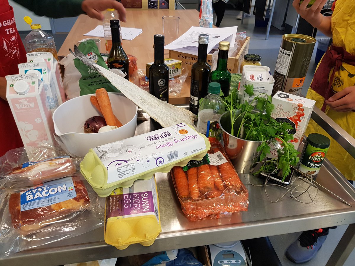 ErikAttis's tweet photo. Klippsisk Akademiet på besøk fra Ålesund. Elevene på 9.trinn ved Atlanten ungdomsskole får lære om tilbedredning av hvalbiff og klippfisk. Bruk av lokale råvarer. Kjempeopplegg. https://t.co/mdI8rKQRU3