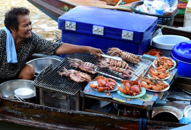 worldtravelfam's tweet photo. Amphawa Floating Markets, Near Bangkok - stunning destination and foodie paradise. #thaifood https://t.co/aursiIf6gV #travel #familytravel #Amphawa #songkhram #samutsonghram @fanclubthailand #lovethailand @tat_thailand https://t.co/h46st8xZBN