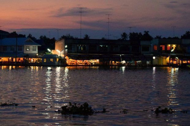 worldtravelfam's tweet photo. Amphawa Floating Markets, Near Bangkok - stunning destination and foodie paradise. #thaifood https://t.co/aursiIf6gV #travel #familytravel #Amphawa #songkhram #samutsonghram @fanclubthailand #lovethailand @tat_thailand https://t.co/h46st8xZBN