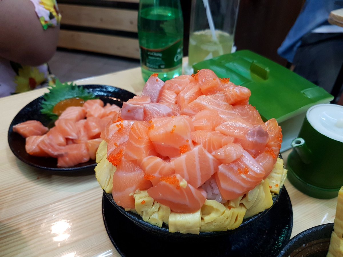 Payunbud's tweet photo. เมิง อิร้านข้าวปลาดิบภูเบาทำเมนู
"ข้าวแซลม่อนล้วนไข่ดอง"299 
พูนเหี้ยๆ เตี้ขกว่าฟูจิซังหน่อยนึง แต่ถูกกว่า 50กว่าบาท!!!!   สาแก่ใจคนแดรกแต่แซลม่อนยิ่งนัก  ยังกะพานพุ้มไหว้ครู 

แซลม่อนไข่ดอง 299 
ข้าวปลาดิบภูเขา 359
Sushina ฟอจูนรัชดา  เอามือถือกากๆเราไปนะ เรียลสึดดด https://t.co/CO2I1gr1NF