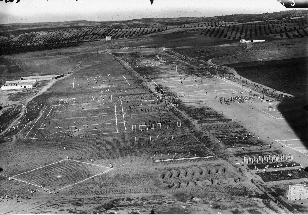 Hubo un tiempo en que Toledo era una ciudad líder nacional en instalaciones deportivas. Hoy somos el hazmerreír generalizado. Foto aérea de los Campos de la Escuela Central de Educación Física en los años 20, Centro cartográfico y fotográfico del Ministerio del Ejército.