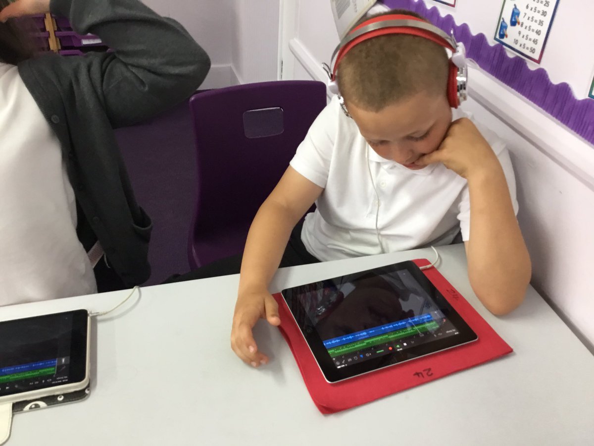 Portyschool's tweet image. P5 enjoying their iPad music lesson. #garageband #myoldmansadustman #chordchanges