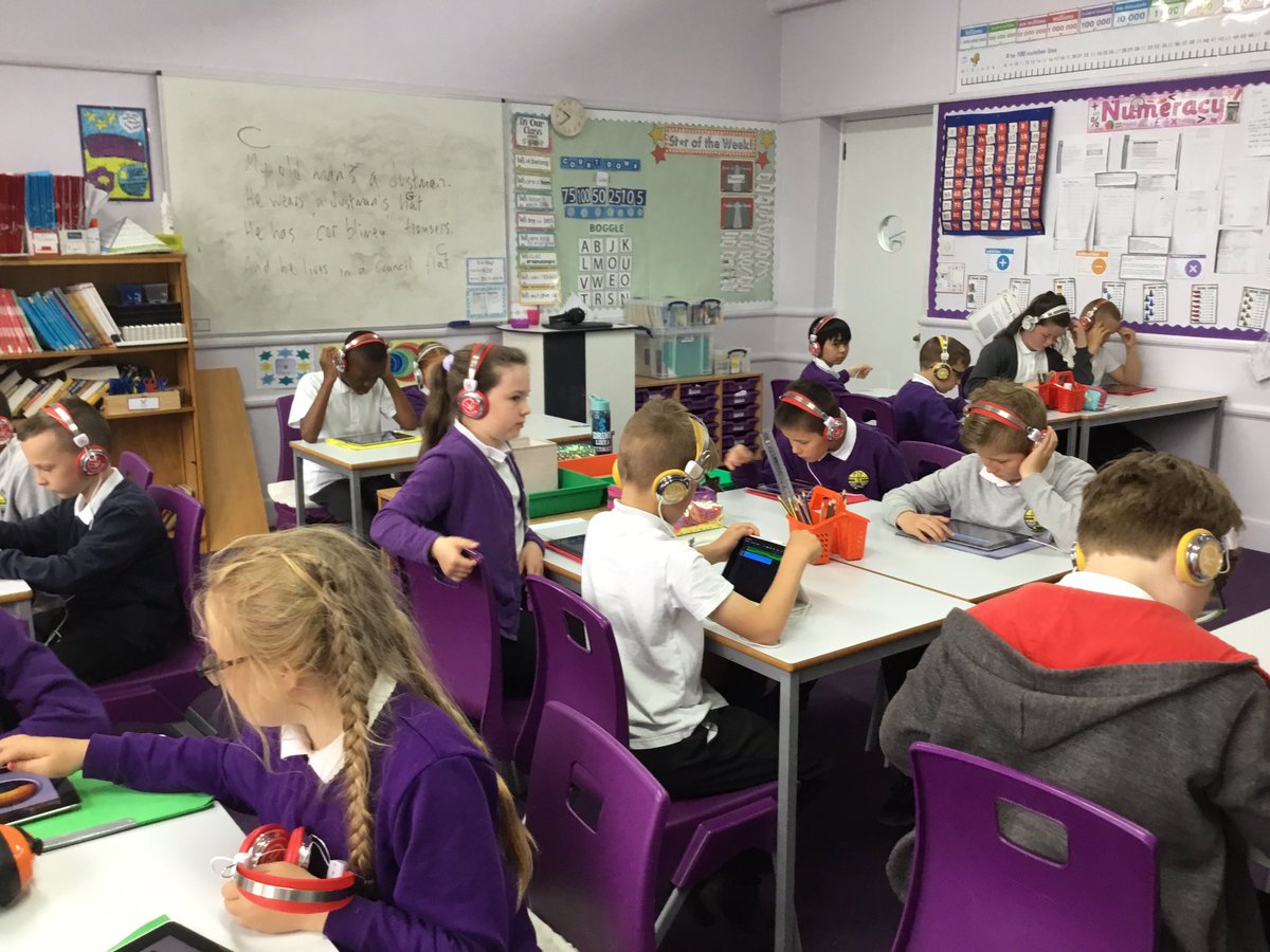 Portyschool's tweet image. P5 enjoying their iPad music lesson. #garageband #myoldmansadustman #chordchanges