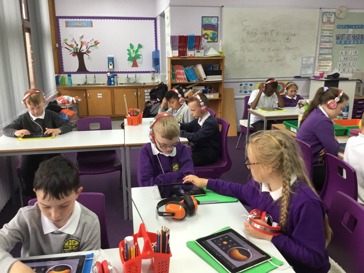 Portyschool's tweet image. P5 enjoying their iPad music lesson. #garageband #myoldmansadustman #chordchanges