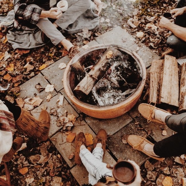 rosasconcafe's tweet photo. ❝ A veces, descubres que 𝐟𝐚𝐦𝐢𝐥𝐢𝐚 no sólo se resume a las personas con las que compartes sangre.❞ 

ㅤㅤㅤㅤㅤㅤㅤㅤㅤ◫ 𝐎𝐭𝐨𝐧̃𝐨 𝐝𝐞𝐥 𝟗𝟖. https://t.co/4ZsyzFGUrc