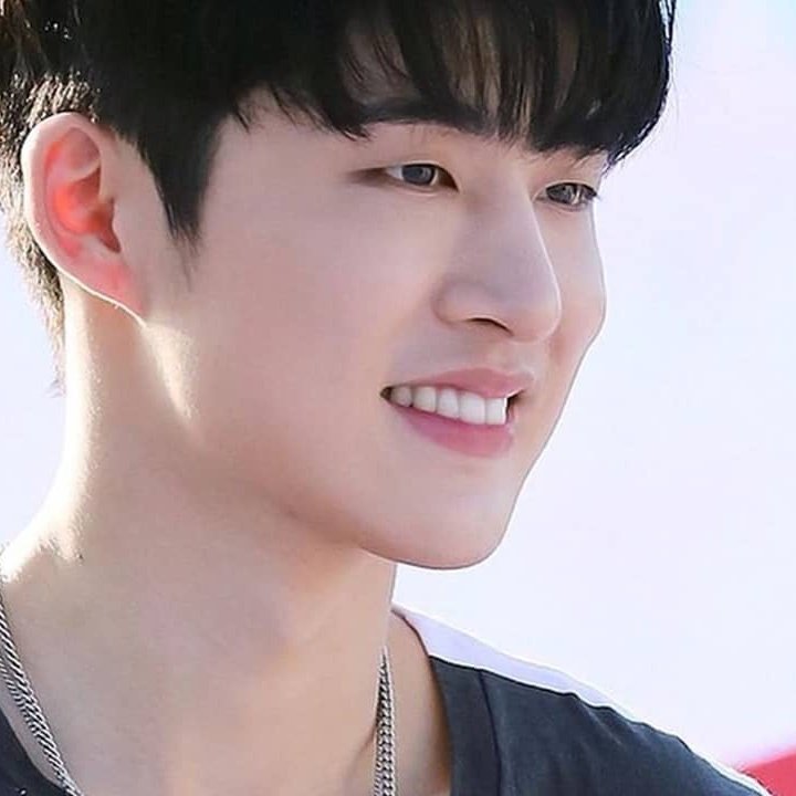 J14T1001's tweet photo. ยิ่งรู้ว่าพี่นั่งร้องไห้ยิ่งไม่ไหว ไม่รู้ว่าตอนนี้พี่จะเป็นยังไงบ้าง อยากให้พี่โอเค อยากให้พี่รู้ว่าไอคอนิกคอยเป็นกำลังใจให้พี่อยู่ตลอด จะอยู่ข้างๆพี่เอง เราจะปกป้องพี่เหมือนที่พี่ปกป้องเมมเบอร์กับไอคอนิกไง
เราจะสู้และผ่านมันไปด้วยกันนะคิมฮันบิน♡♡✌🏻 #HANBIN #iKON https://t.co/uh7bgiID1S