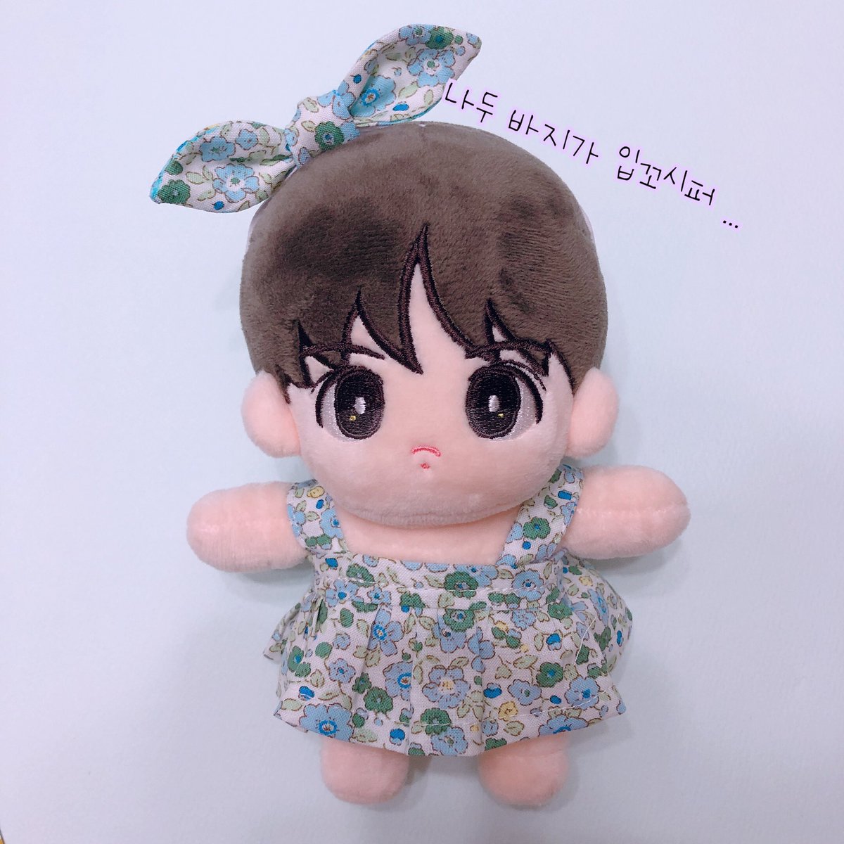 Babymin0529's tweet photo. 얘네가 바지 없다고 시위해서 .. 
모두가 예쁘게 입을 수 있게 .. 
드르륵 드르륵...💦

#15cm인형옷 #아이돌인형옷 #15cm멜빵바지 #15cm멜빵치마 https://t.co/xcfAOQ1O0r