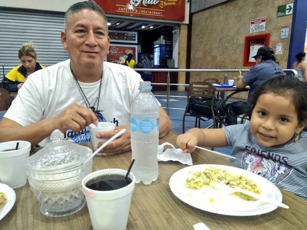 Hoy me despidió mi nieta querida, Bryanita Ambuludí Lituma con mis hijos en el terminal de Machala, rumbo a Quito. No hay nada que discutir que es de buen diente para un tigrillo.... pero también el amuleto perfecto para conseguir trabajo.

Después les cuento....