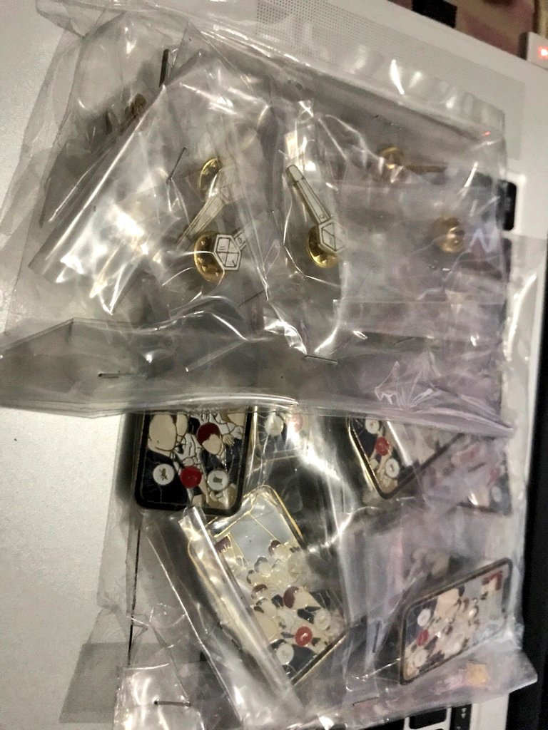 punyachingu's tweet photo. EXO #7ogetherWithEXO enamel pin actually already finished 2 weeks ago but manu can't ship it because of long holiday last week. Now I still not receive the pins yet and try to contact the manu. Please wait the next update~ https://t.co/jvso2Awvxo