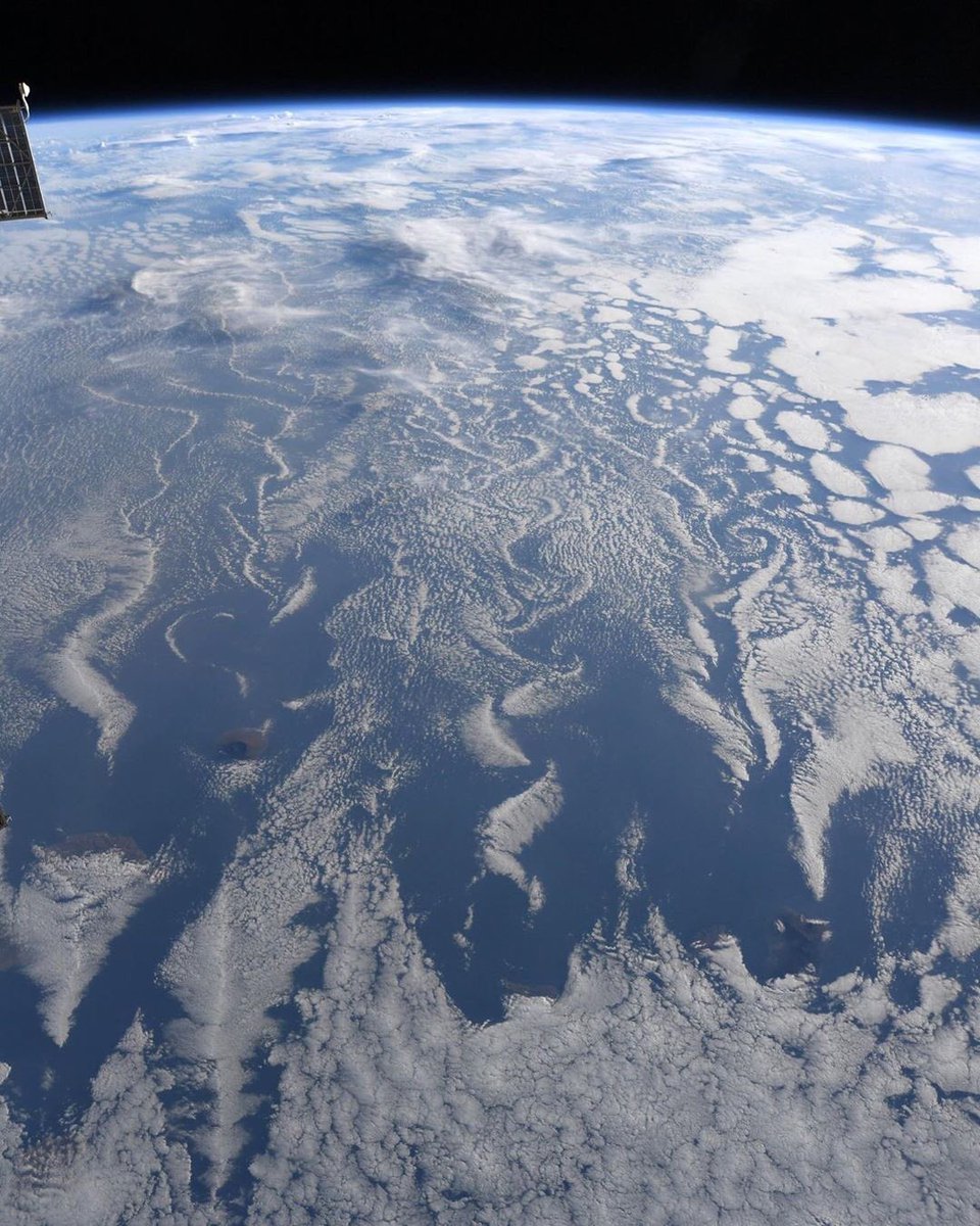 MeteoraMedia's tweet photo. Islands off the coast of West Africa, like wing tips cutting through the air, form giant swirling Von Karman vortices showing up in the clouds above.☁️ | Credits: @Astro_Christina | #science #space #nasa #astronaut #christina #iss #earth #clouds #astronomy #meteoramedia https://t.co/NW3eCe4ybS