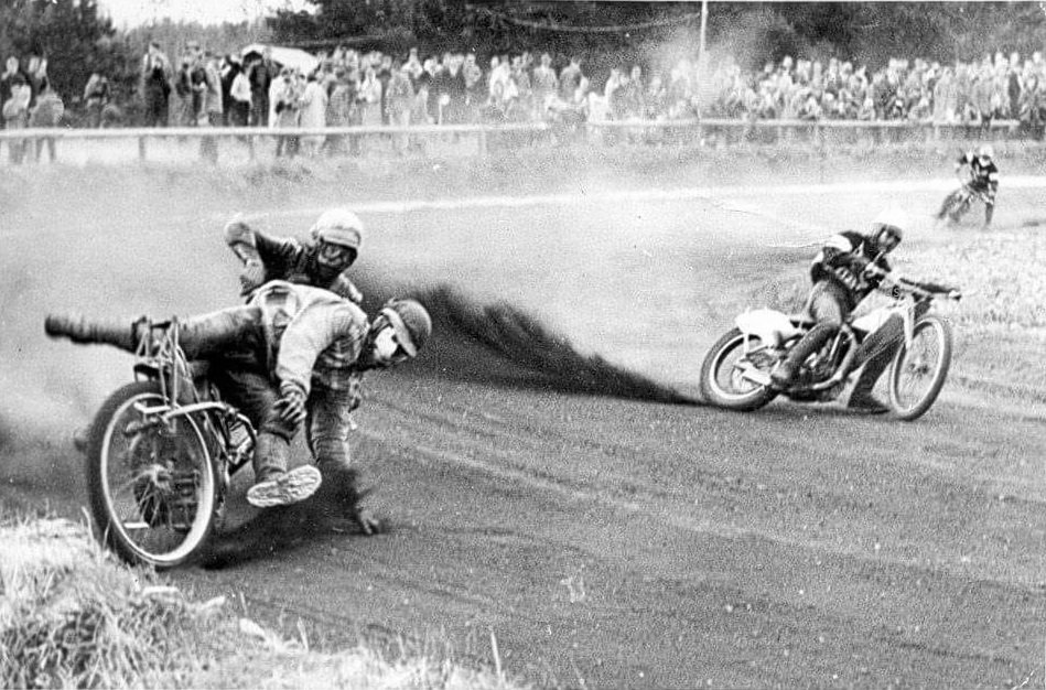 UprightSpeedway's tweet photo. Don't you just hate it when your handlebars fall off 😳😲 #WednesdayProblems 🙄 https://t.co/MWViM7KYRi