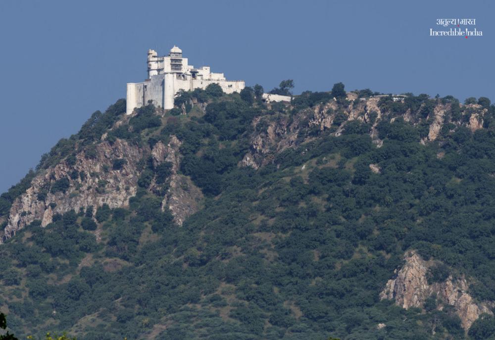 incredibleindia's tweet photo. Get a mindblowing panoramic view of the city of #Udaipur atop the Monsoon Palace built by Maharana Sajjan Singh in 1884. #SajjanGarhPalace #Rajasthan #IncredibleIndia https://t.co/PupW3WoxKq