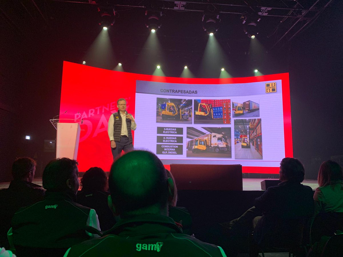 ClemVE's tweet photo. CLEM en la presentación de @GAM_Maquinaria en su #GAMPartnersDay, donde vamos a ver toda la nueva gama de productos de sus marcas
@HysterEurope, @PMOilSteelSpA, @Magni_TH y @BraviPlatforms https://t.co/5mMhmQugI0