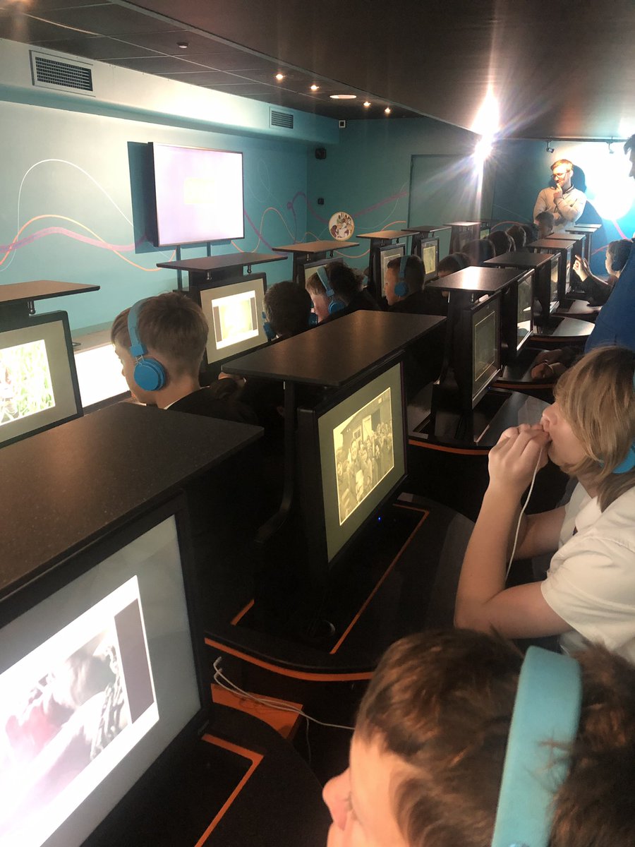 WhitmoreHighRS's tweet photo. Pupils of 8b/Re3 engaging in the lesson on #GSUSlive yesterday! https://t.co/RVgjvkzAdg