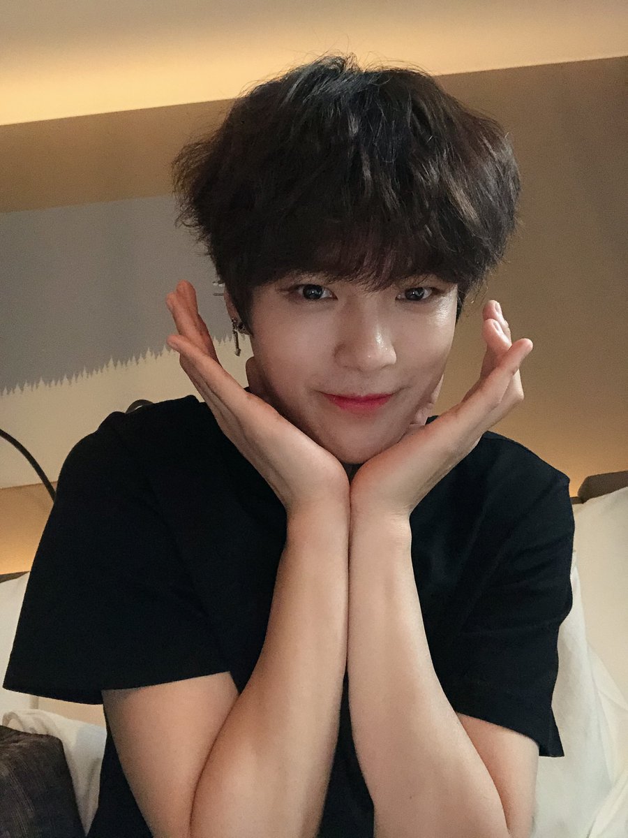 OfficialMONSTAX's tweet photo. [#민혁] 발로 셀카를 찍으면 귀엽게 찍을수있다 https://t.co/o7Yc0dQpZw