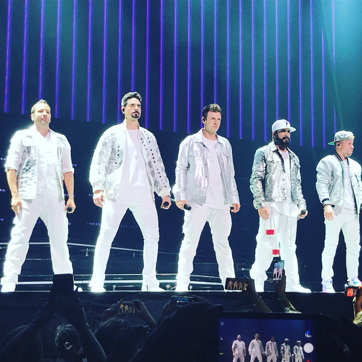 thedivinemiss_p's tweet photo. #WhatAreTheChances of your friend accidentally snapping @nickcarter touching your hand at @ManchesterArena? #TwoInAMillion #OnceInALife #NailsOnPoint #ItsInOurDNA #DNAWorldTour @backstreetboys @aj_mclean @kevinrichardson @brian_littrell @howied #KTBSPA https://t.co/5wsFZmqRdr