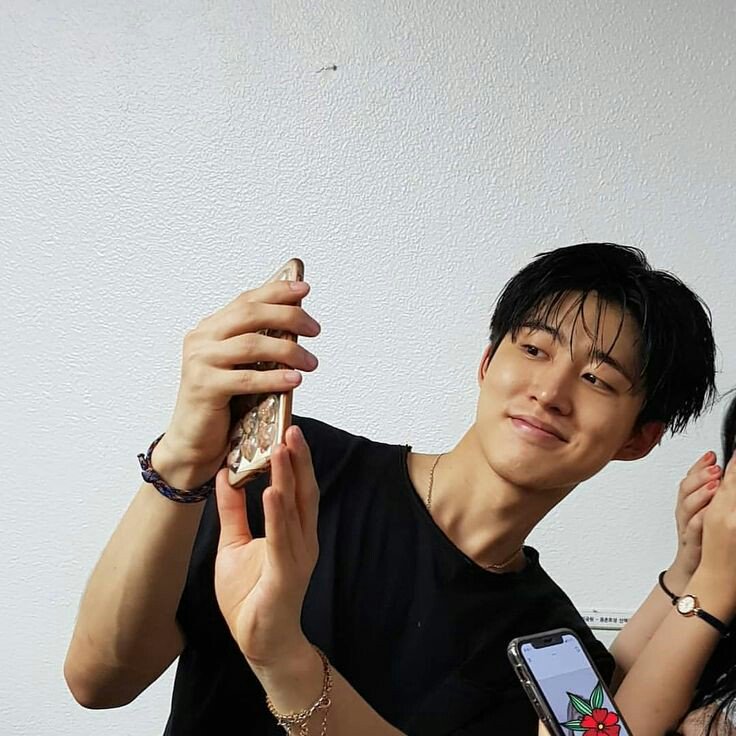 trymeeebitch's tweet photo. He worked so fucking hard he don't deserves that , he's toooo talented to be in such a bad company , I hope whygee will think about it again because he's already a flop so if he lost ikon he will be nothing 

#kimhanbin https://t.co/5fLjTMjS7U