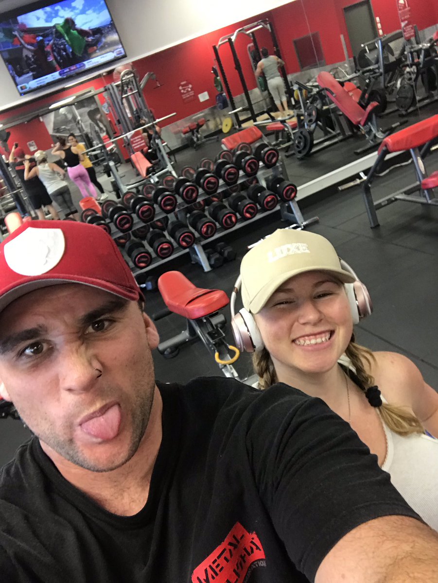 Brittalz13's tweet photo. For those of you wondering why I haven’t posted home workout videos in a while, I’ve been busy doing team workouts in the gym, Not the place to film a workout. It’s a curtsy thing to everyone around me. #fitnessmotivation #workout #gym https://t.co/gas7hx9jZX