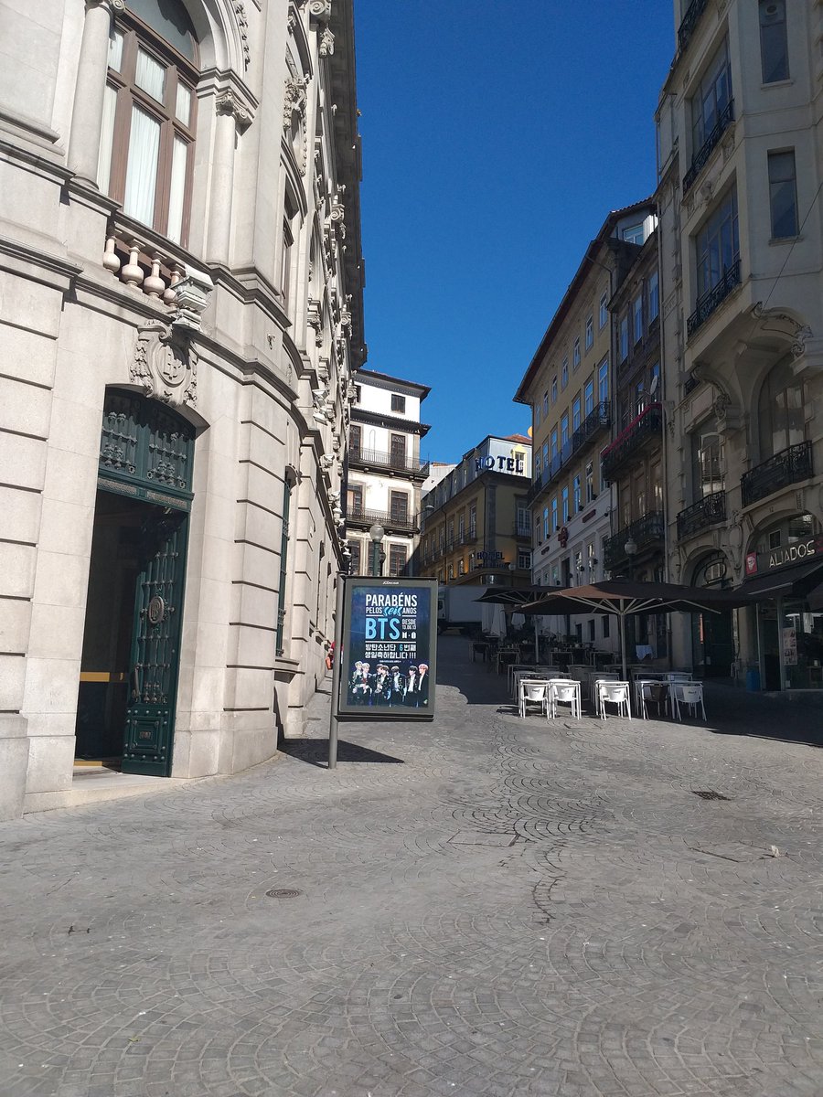 btsportugal's tweet image. Nem acreditamos que, finalmente, conseguimos! 
O MUPI está finalmente exposto em Lisboa, no largo do Chiado, e no Porto, na praça da Liberdade entre os dias 12 e 18 de Junho! 
Sem a vossa ajuda nada disto era possível.😭 @BTS_twt