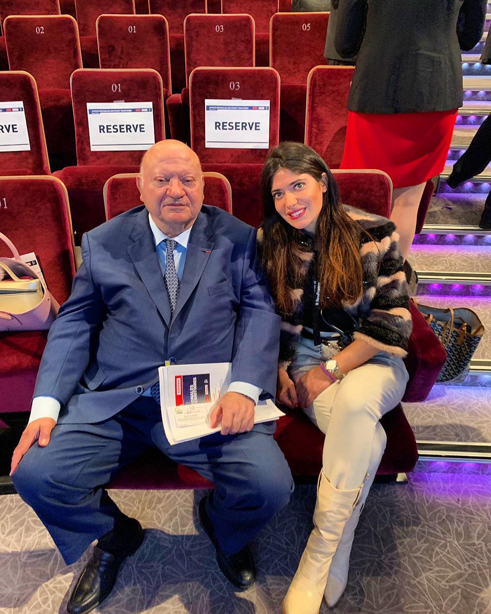 Toharproject's tweet photo. Rencontre avec Monsieur le Maire d'Issy-les-Moulineaux  @ASantini_UDI ,aux Assises Régionales des Smart Territoires #smartregion #tohar https://t.co/4UHY2sOdij