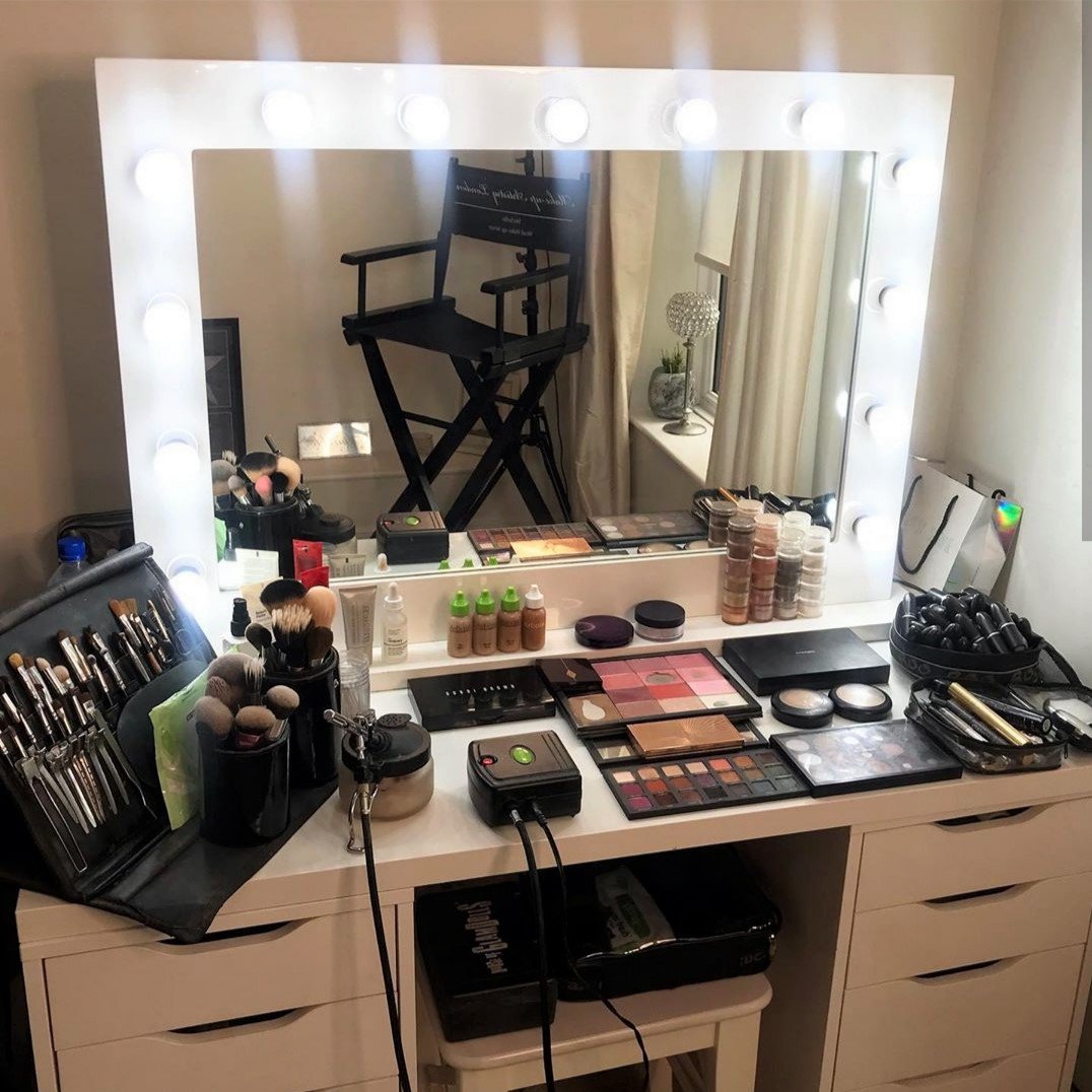 We LOVE this fabulous picture shared by <a href="/MUATeamLondon/">MakeUpArtistryLondon</a> featuring the Roo Beauty Brush Folder on the left ✨ We're a tad obsessed with this makeup set-up! 😍